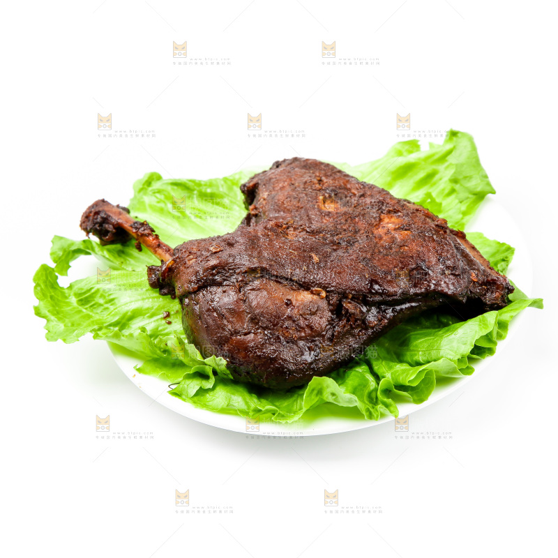 白底上放着卤鸭腿