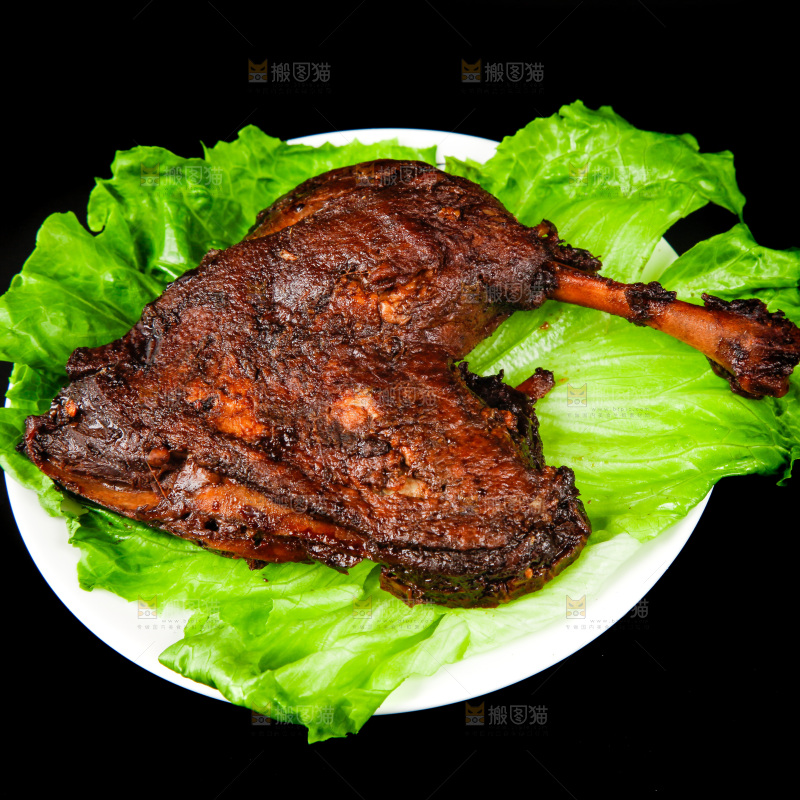 盘子里装着酱香鸭腿