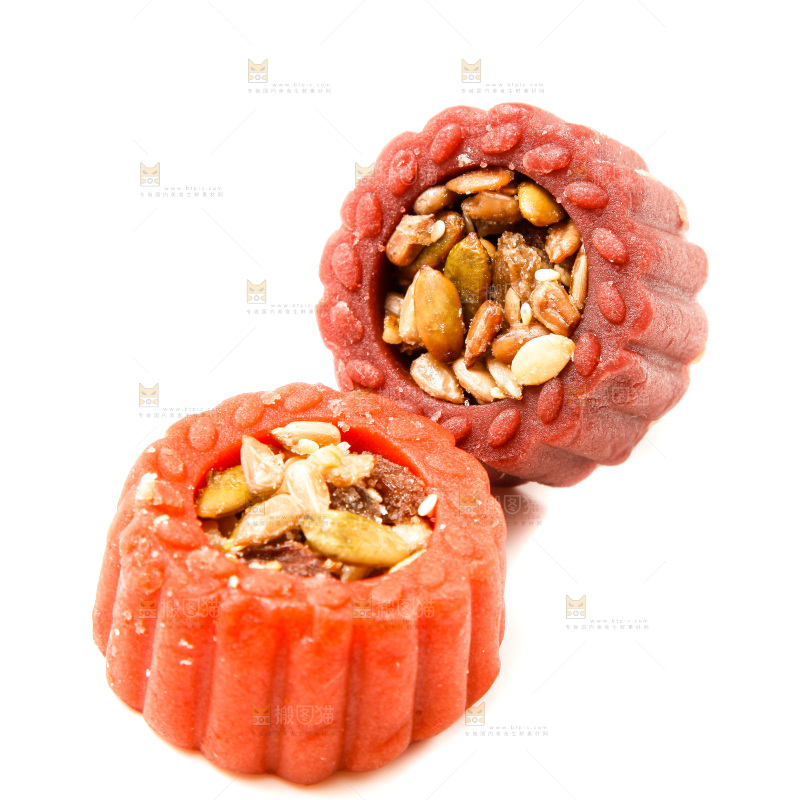 白底上放着坚果月饼