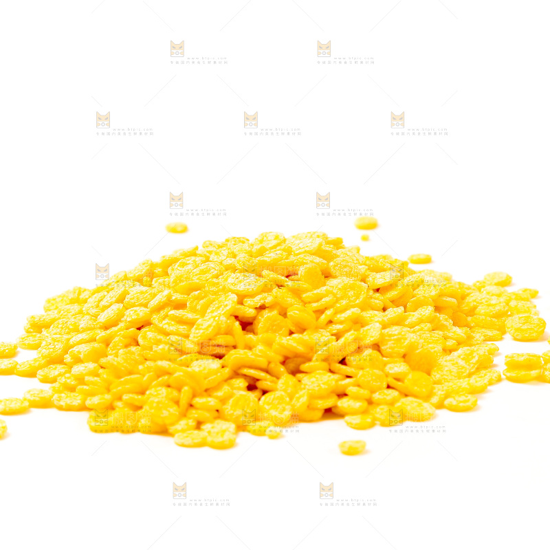 白底上放着玉米片