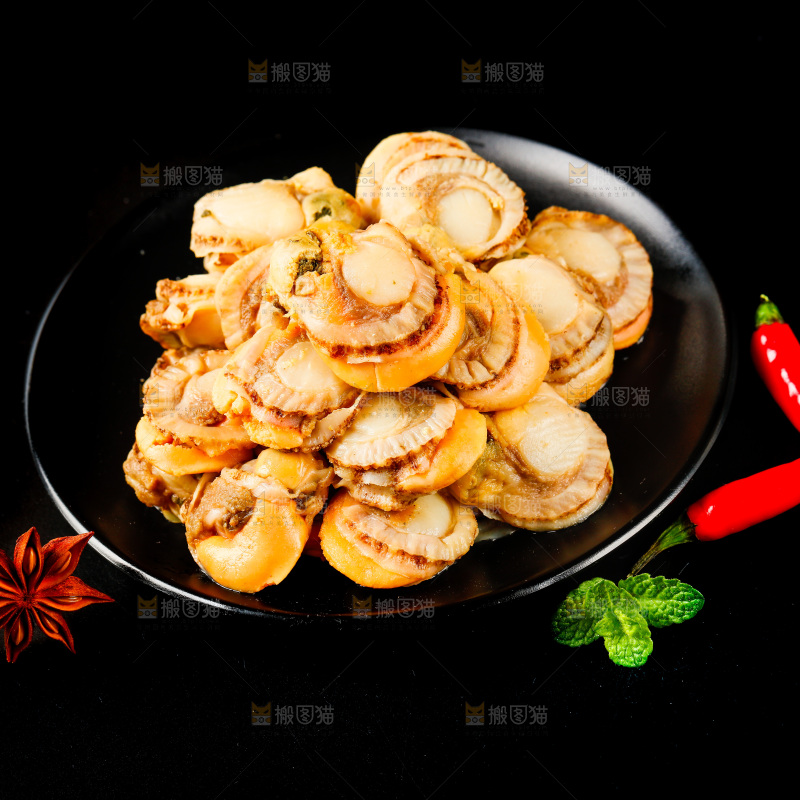 盘子里装着花蛤肉