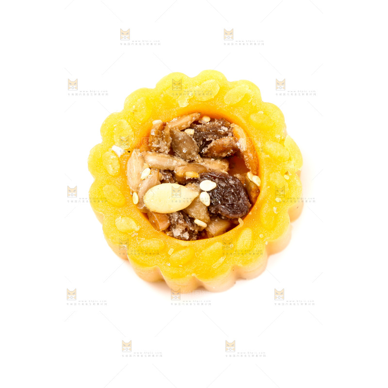 白底上放着坚果月饼