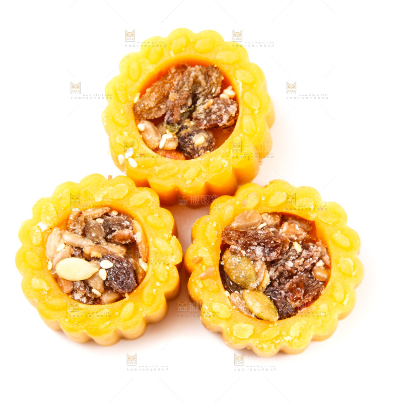 白底上放着坚果月饼