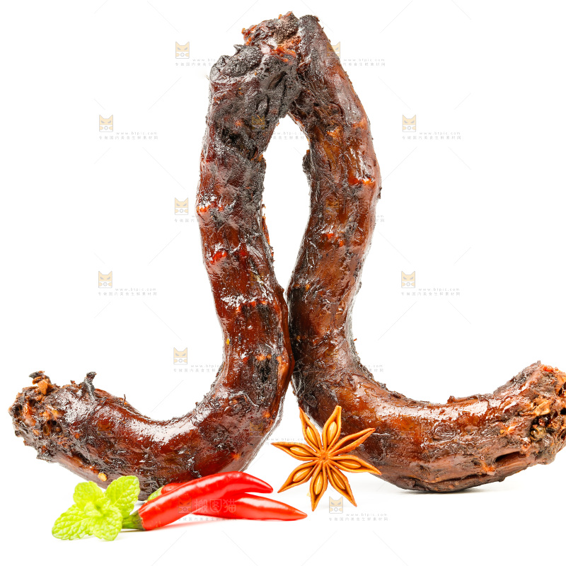 白底上放着红烧鸭脖