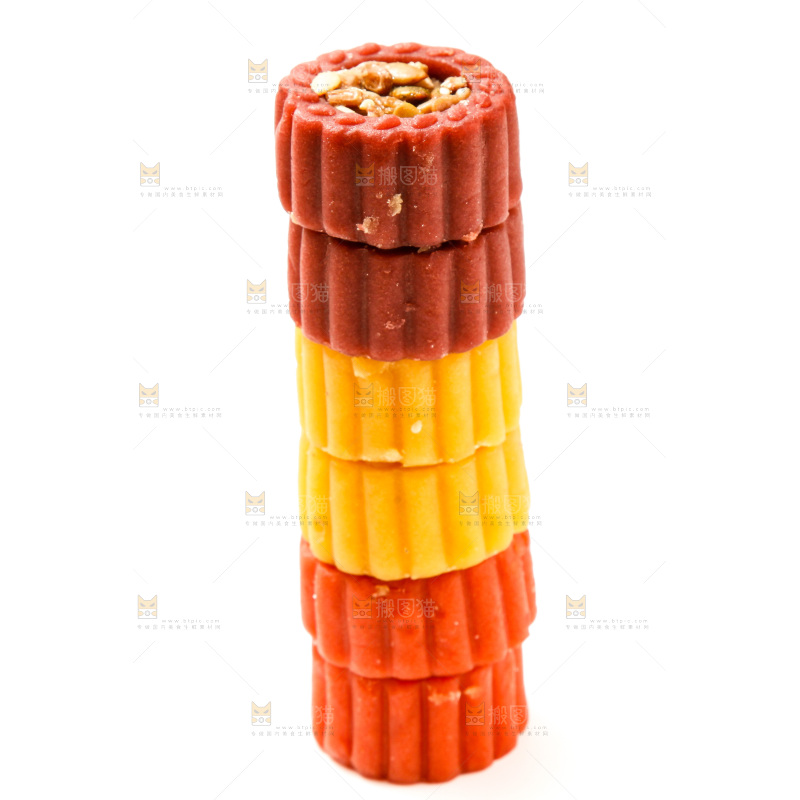 白底上放着坚果月饼