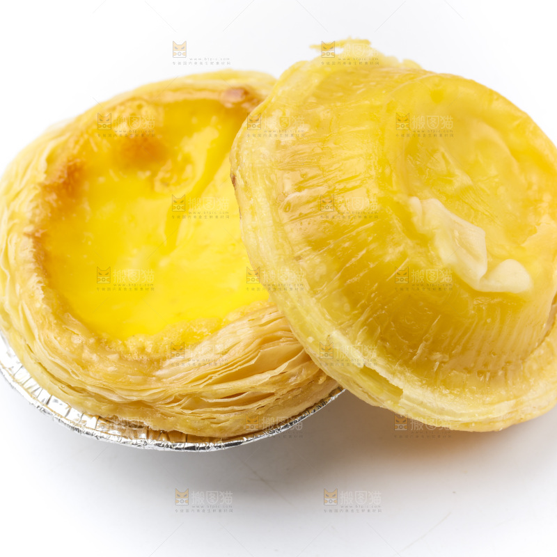 白底上的蛋挞