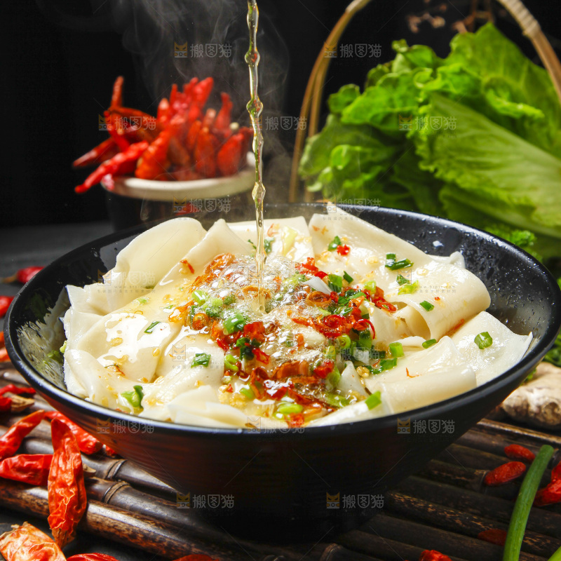 碗里装着香辣手擀面