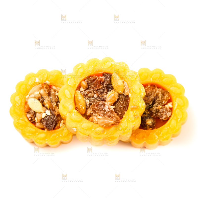 白底上放着坚果月饼