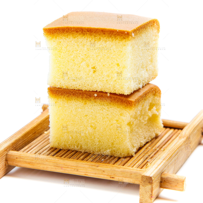 白底上放着小蛋糕