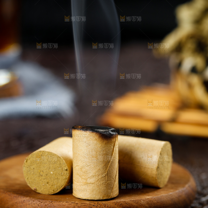 木底上放着艾条