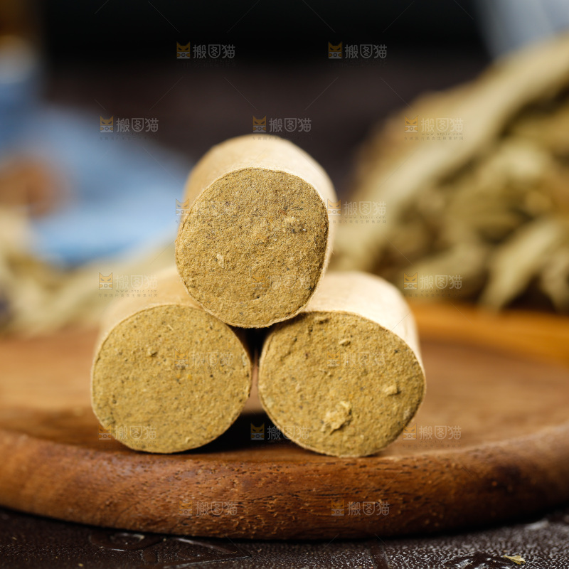 木底上放着艾条