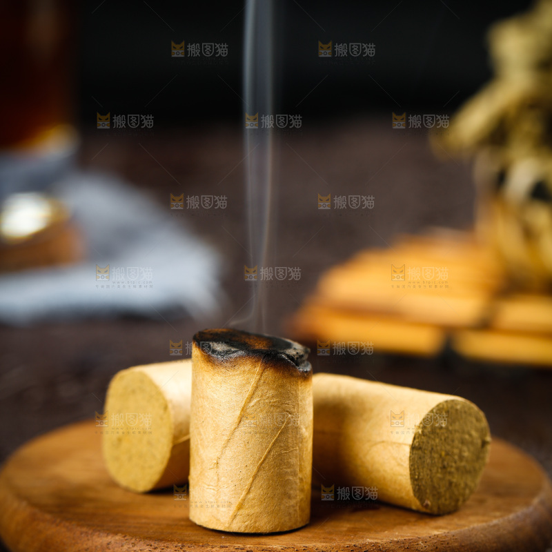 木底上放着艾条
