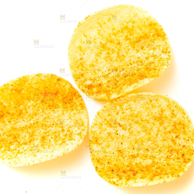 白底上的薯片
