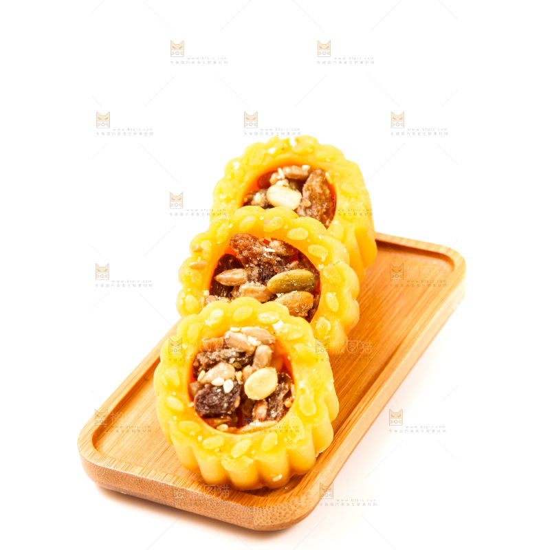 盘子里装着月饼