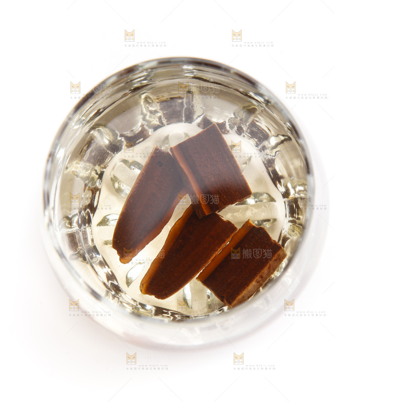 杯子里泡着赤灵芝