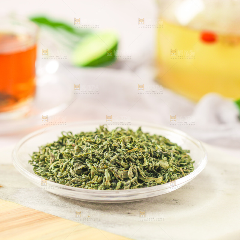 桌上放着一盘绿茶