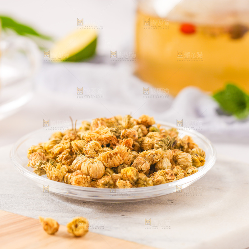 桌子上放着一盘胎菊