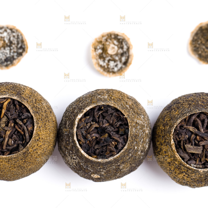 白底上摆放着茶叶