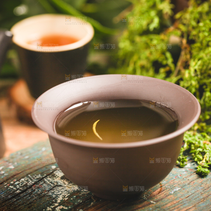 木底上放着一杯铁观音茶