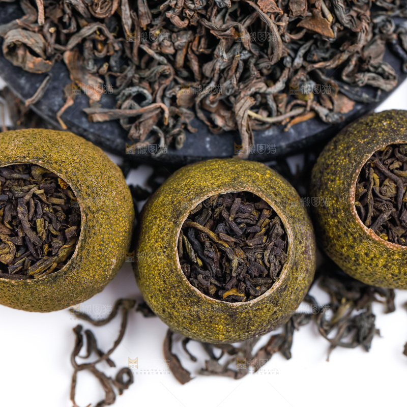白底上摆放着小青柑普洱茶