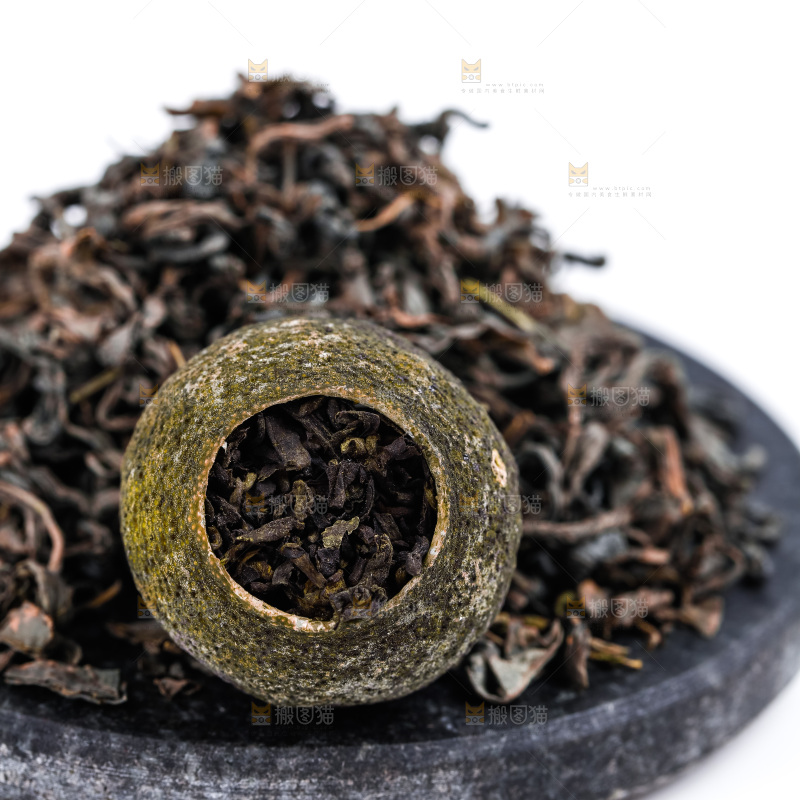 碟子里装着小青柑普洱茶