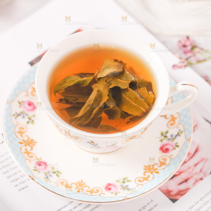 书上放着一杯铁观音茶
