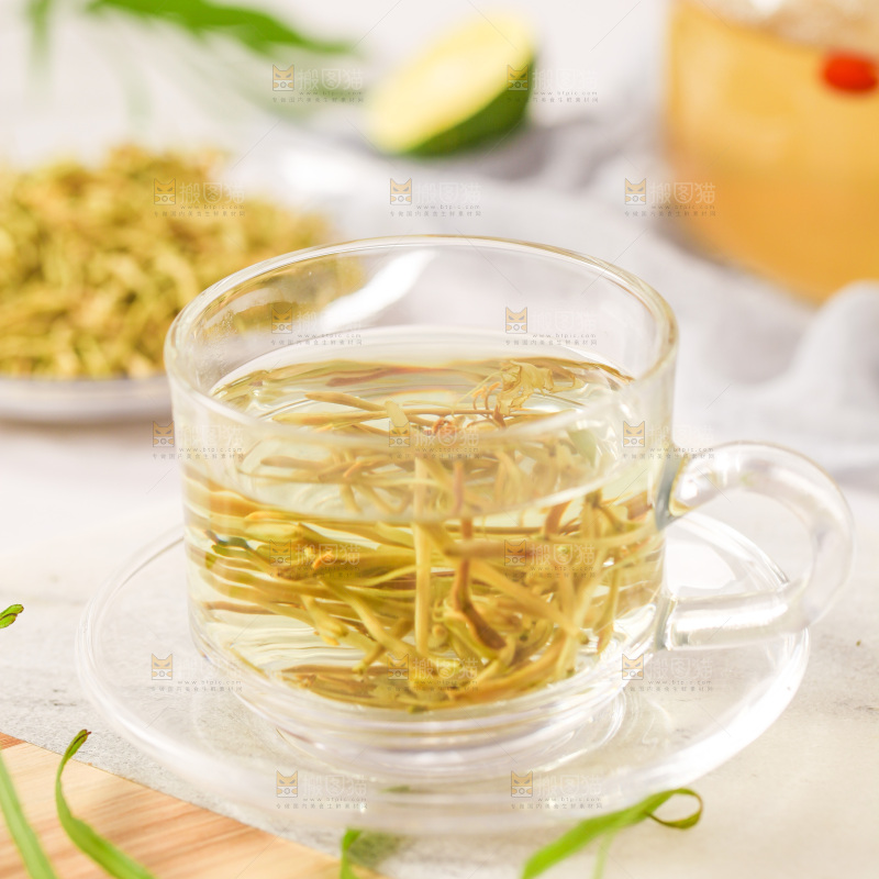 白底上放着一杯金银花茶