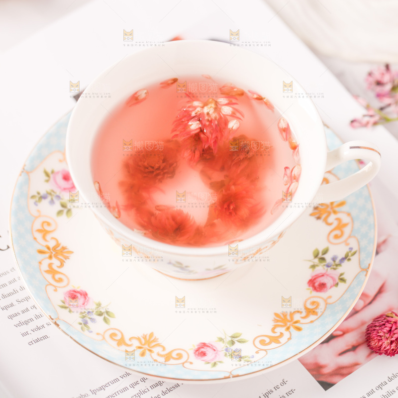 书上放着一杯千日红花茶
