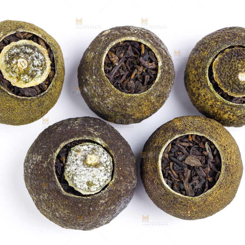 白底上放着小青柑普洱茶