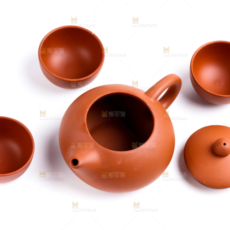 白底上放着陶瓷茶壶