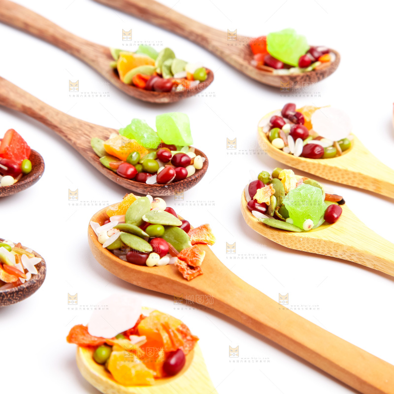 白底上摆放着水果粥食材