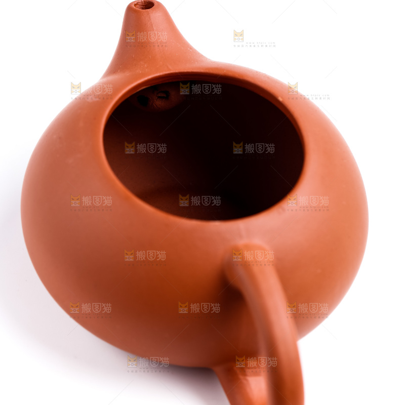 白底上放着陶瓷茶壶
