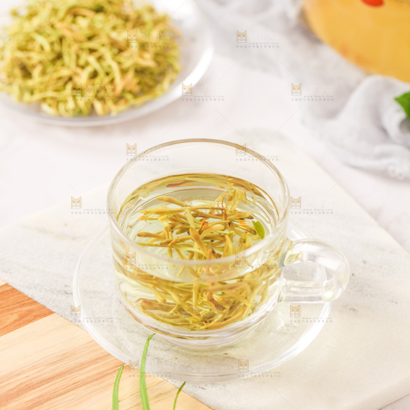 白底上放着一杯金银花茶
