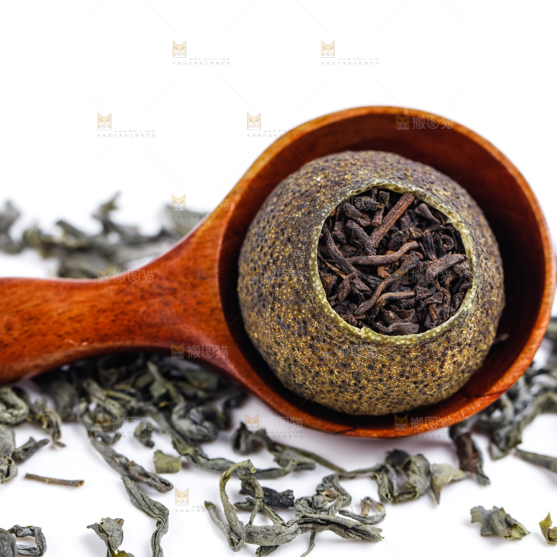白底上摆放着普洱茶