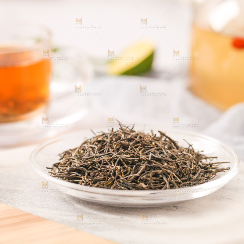 白底上的一盘毛尖
