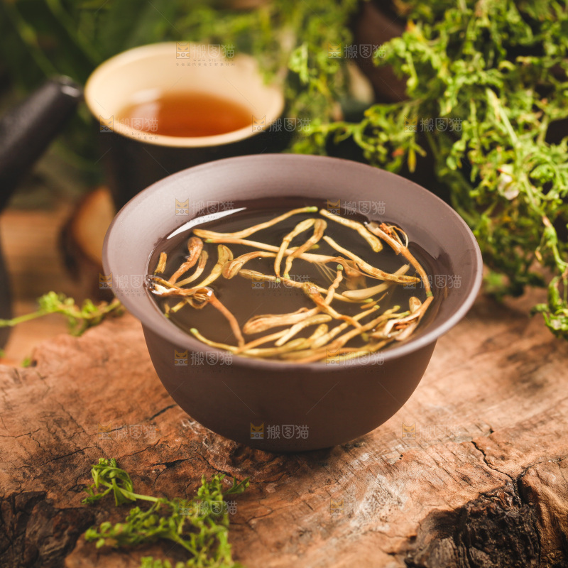 木底上放着一杯金银花茶