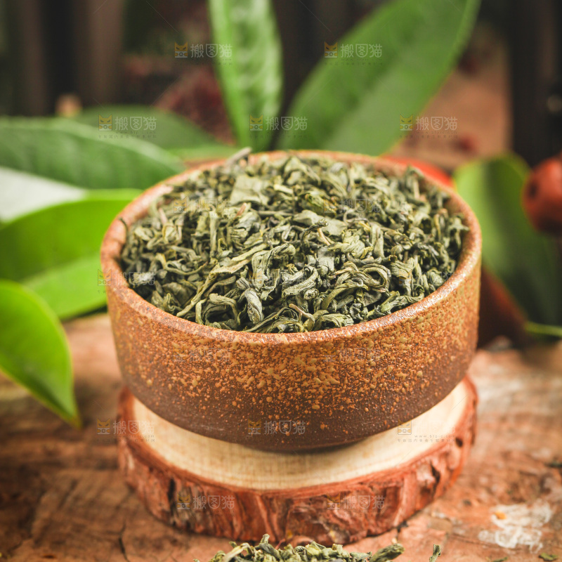 木底上放着绿茶