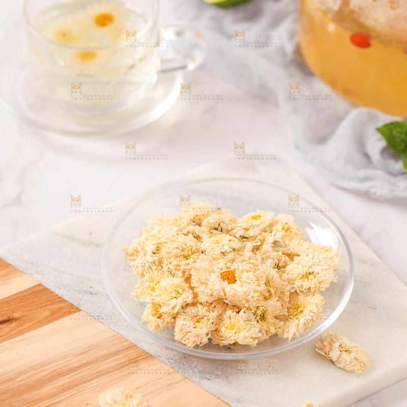 白底上放着一盘杭白菊