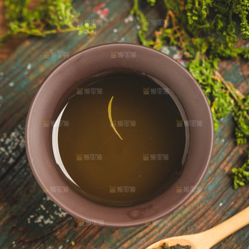 木底上放着一杯铁观音茶