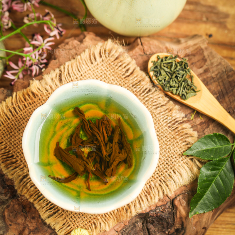 木底上摆放着一盏绿茶