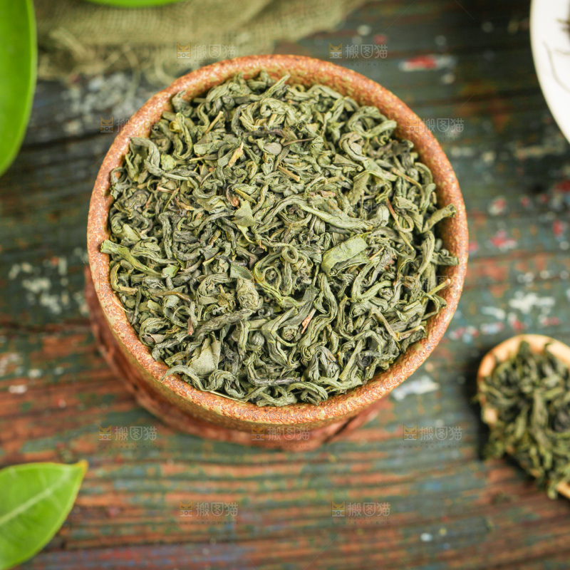 木底上放着绿茶