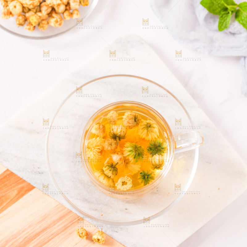 白底上的一杯胎菊花茶
