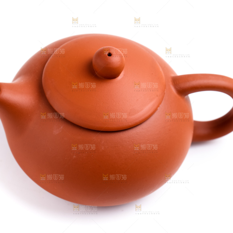 白底上放着陶瓷茶壶