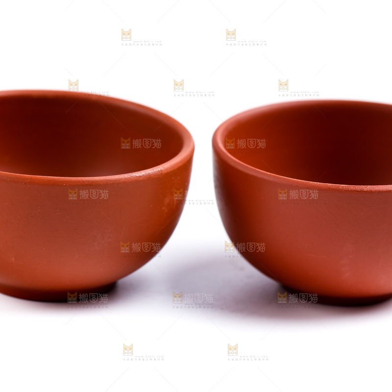白底上放着陶瓷茶杯