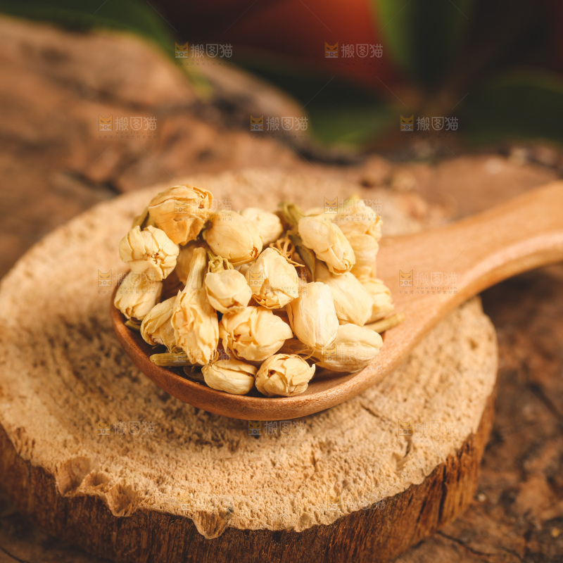 木底上勺子里的茉莉花茶