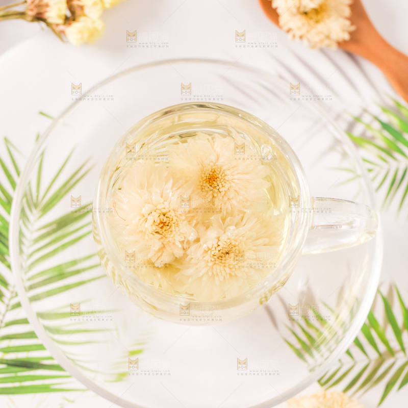 桌子上放着一杯杭白菊花茶