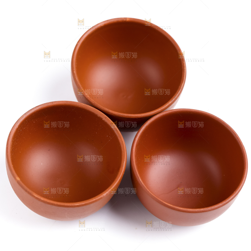 白底上放着陶瓷茶杯