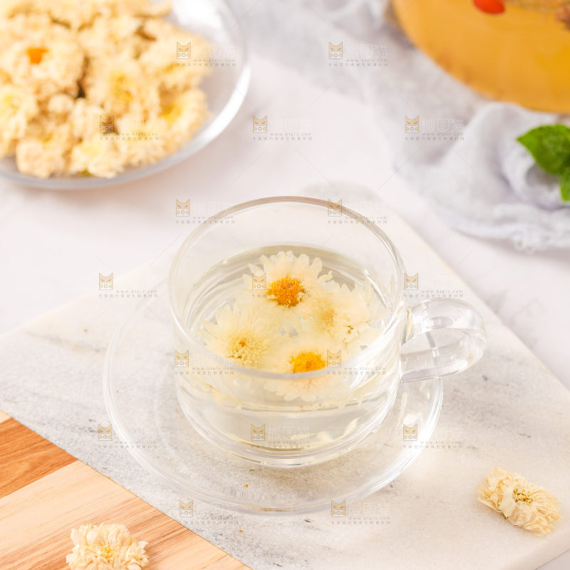 桌上放着一杯杭白菊花茶