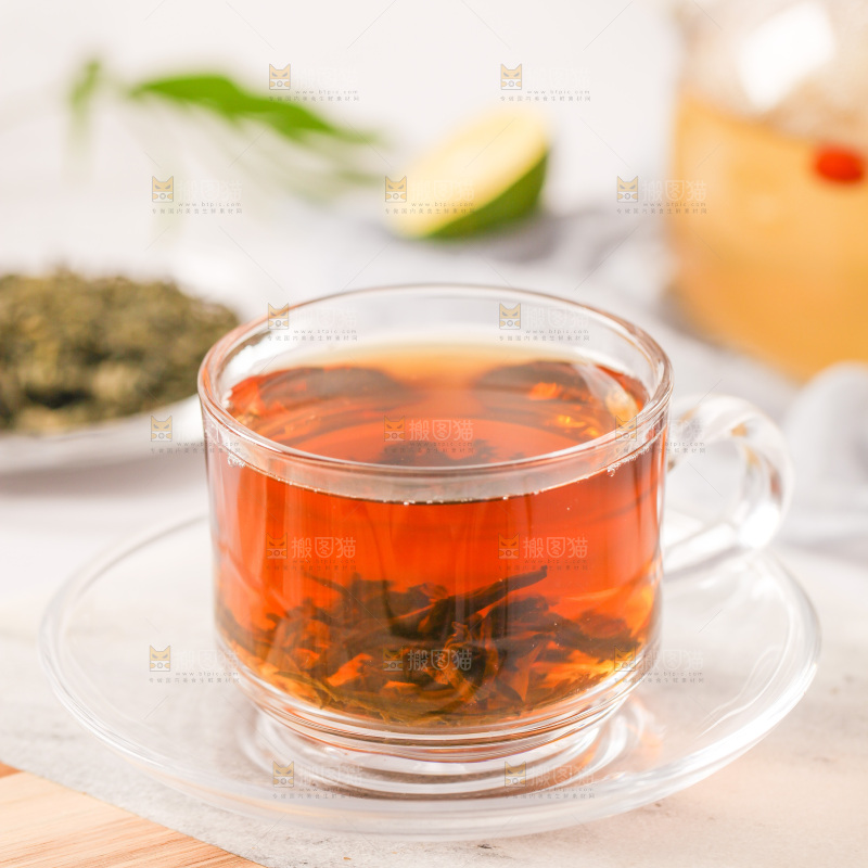 桌上放着一杯绿茶