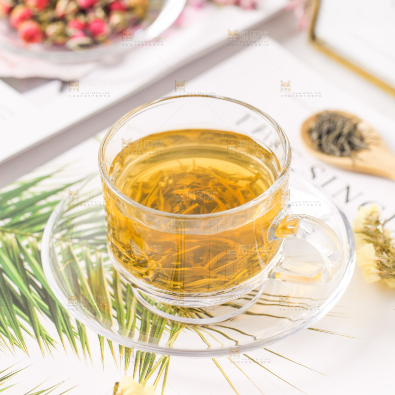 白底上的一杯毛尖